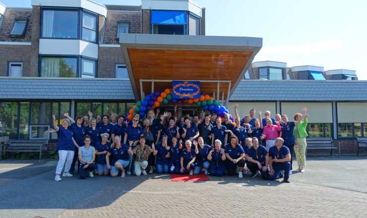 Feestelijke bijeenkomst van alle medewerkers bij Doniahiem. 40 jaar jubileum